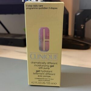 Clinique Dramatically Different Moisturizing Gel with Pump - Cream and Purple